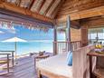 Maledivy-Gili-Lankanfushi-Luxury-Resort-Overwater-Villa