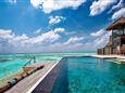 Maledivy-Gili-Lankanfushi-Luxury-Resort-Overwater-Villa-Infinity-Pool