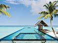 Maledivy-OneOnly-Reethi-Rah-Luxury-Resort-Overwater-Beachfront-Infinity-Pool-Ocean-View