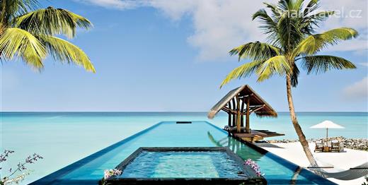 Maledivy-OneOnly-Reethi-Rah-Luxury-Resort-Overwater-Beachfront-Infinity-Pool-Ocean-View